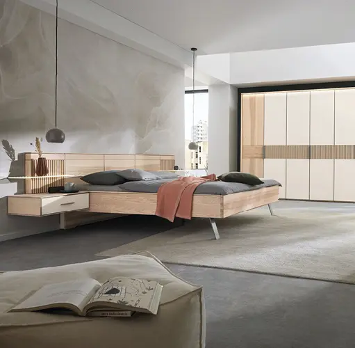 Schlafzimmer mit schwebendem Bett aus hellem Holz, Hänge-Nachttischen und großem Kleiderschrank – modernes Schlafzimmerdesign in Naturtönen, funktional und minimalistisch eingerichtet.